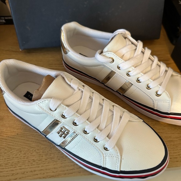 Tommy Hilfiger Size 7 1/2 women sneakers. Brand new with box. Synthetic leather. - Picture 2 of 5